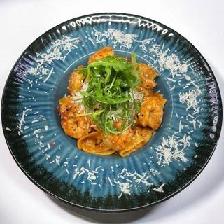 Паста з креветками в томатному соусі