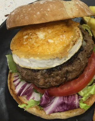 N4.Hamburguesa de ternera a la cerveza Guinnes de 150 gr.con queso de cabra