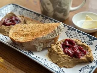 ТОСТИ З ПАШТЕТОМ ТА КАРАМЕЛІЗОВАНОЮ ВИШНЕЮ (200g)