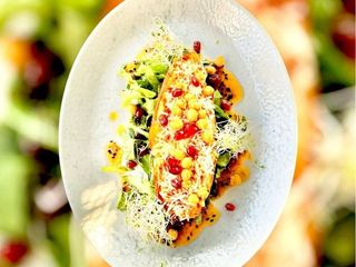 Печений батат фарширований куркою с імбирним соусом та попкорном з нута (260g)