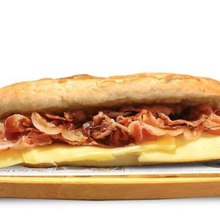 Bocadillo De Bacon Con Queso