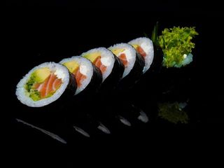 Futomaki z łososiem i awokado 6 szt.