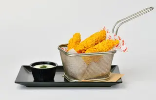 Хрупкави пилешки пръчици с чеснов сос (250г)