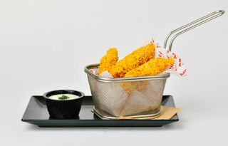 Хрупкави пилешки пръчици с чеснов сос (250г)