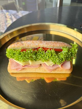 Sandwich cu șuncă și caşcaval