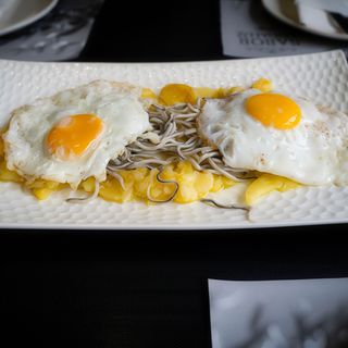 Huevos Rotos Con Gulas (Ración)