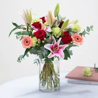 Seychelles - flores mixtas con rosas rojas