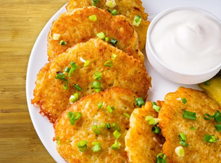 Картофени кюфтета със зелева салата и чеснов сос