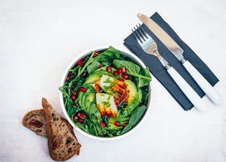 Salată cu halloumi 