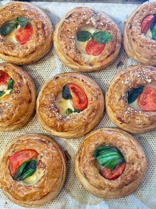 Danish sărat cu mozzarella, cherry, busuioc