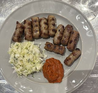 Сръбски кебапчета 10бр с гарнитура (350г)