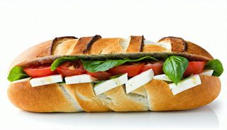 Panino con speck, formaggio e salsa ai funghi