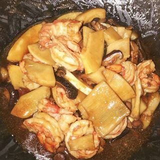 Gambas con bambú y setas chinas