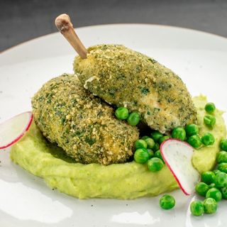 Котлета зі столиці  з картопляно- гороховим пюре