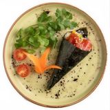 101. Temaki de atún, aguacate, queso, salsa teriyaki y sésamo