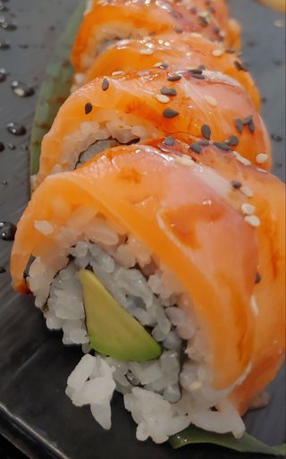 Uramaki De Salmón A La Llama (8 Uds.)