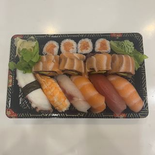 211. Sushi misto piccolo （14 pezzi）