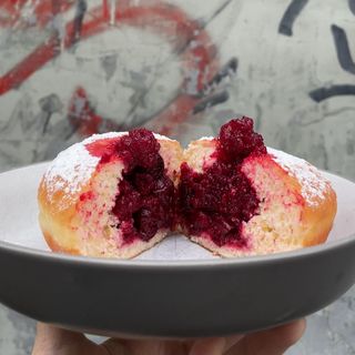 Пампух з вишнею (1 шт)