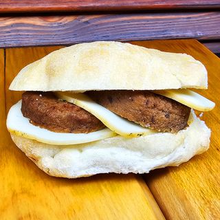 Panino con polpetta di melanzane e provola affumicata