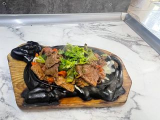 Мясо на жаровне с овощами