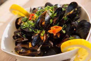 Scoici trase la tigaie in sos de unt si vin