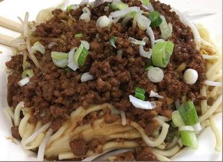 Udon saltati con maiale e verdure 