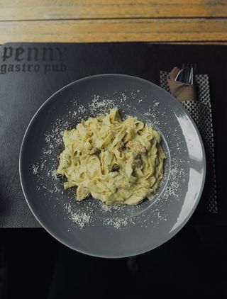 Pasta sa ćuretinom, pesto sosom i parmesanom