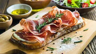 Toast cu prosicutto cotto