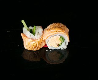 Hot California roll łosoś z łososiem pieczonym 8szt