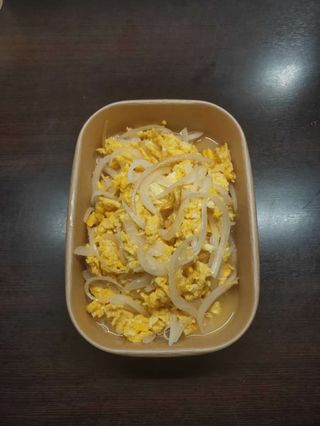 114. Uova saltate con cipolle