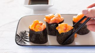 116. Gunkan sake con alga 2 pezzi