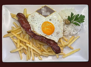 Salsicha alemã com ovo, arroz e batata