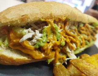 Bocadillo De Pollo Desmechado