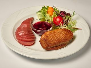 Качина грудка під винним соусом з пряною грушею (на вагу) (100г)