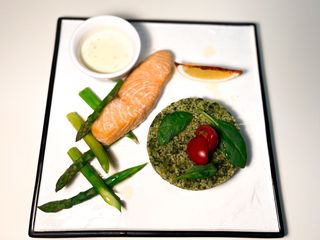  Філе лосося з кус-кус ,шпинатом та спаржею на гарнір (350г)