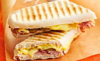 Panini De Kefta y patatas fritas