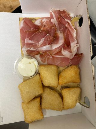 Coccoli, crudo, stracchino