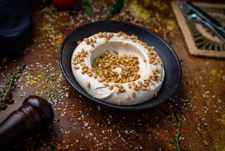Humus cu mugurin de pin