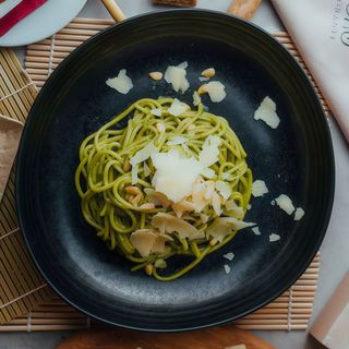 Spaguetti Estirado Al Bronce Con Pesto De Albahaca Casero