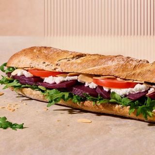 Bagietka legendarna – burak karmelizowany + bryndza sądecka + migdały