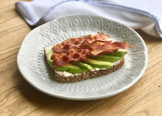 Tostada de bacon con aguacate y huevo