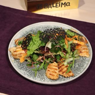 Салат из курицы в кисло-сладком соусе