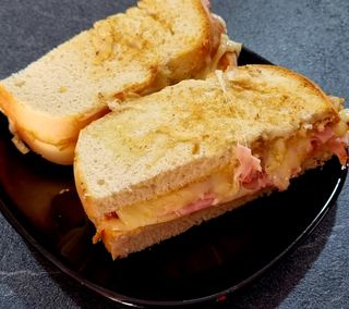 Sándwich De Queso Y Jamón A La Plancha