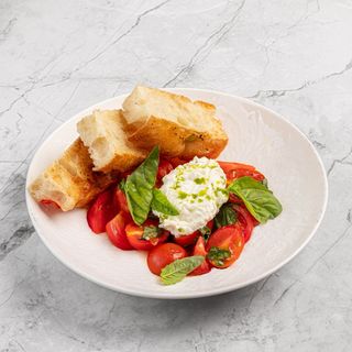 Салат страчателла с томатами 