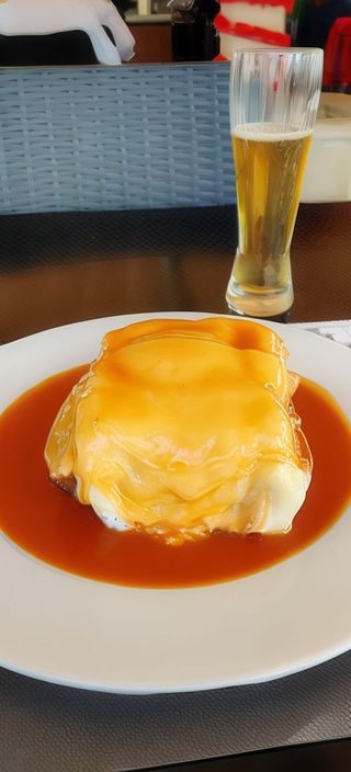 Francesinha com Ovo