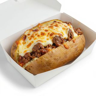 Plato de patata asada de carne mixta con queso gratinado