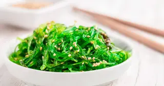Insalata di alghe wakame 