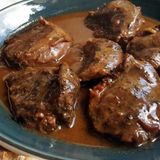 Carrillera de cerdo al vino tinto, con guarnición de patatas