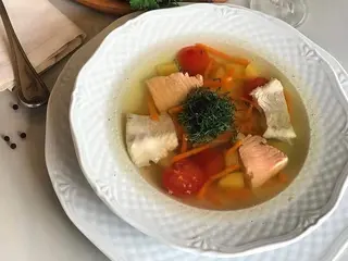 Уха рибальська зі шматочками сібаса та лосося