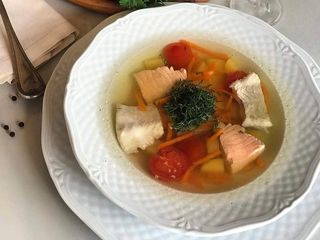 Уха рибальська зі шматочками сібаса та лосося